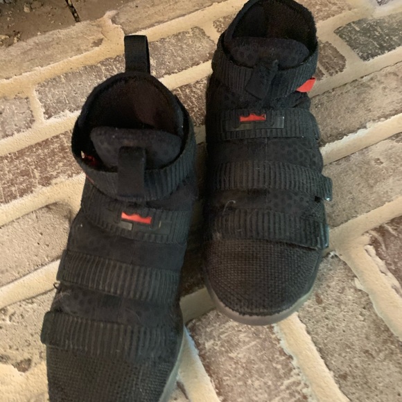 Nike Lebron Soldier black/red basketball shoes - Picture 3 of 3